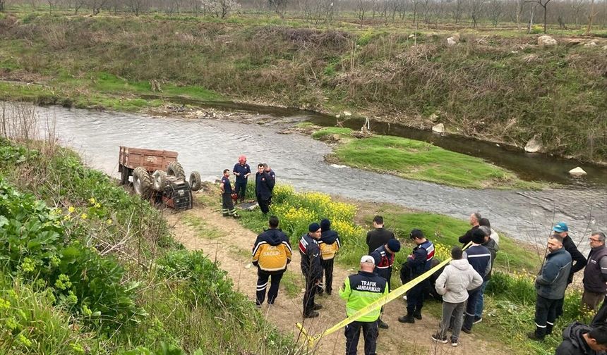 Sakarya'da devrilen traktörün sürücüsü öldü