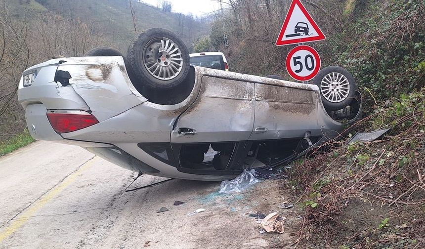 Samsun'da devrilen otomobildeki 2 kişi yaralandı