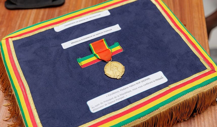 Senegal'den Türkiye'nin Dakar Büyükelçisi Nur Sağman'a Şeref Madalyası