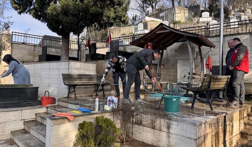 Zonguldak'ta bayram öncesi şehit mezarlarının bakım ve temizliği yapıldı