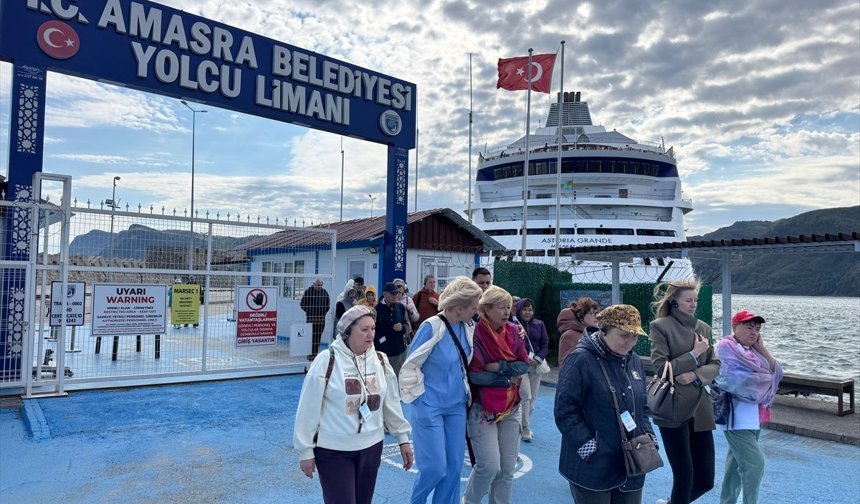 'Astoria Grande' kruvaziyeri 1060 yolcusuyla Amasra'ya geldi