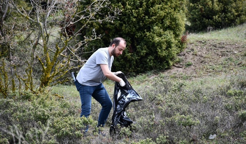 Bilecik'te üniversite öğrencileri ormanlık alandaki çöpleri topladı