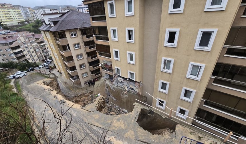 Bursa'da çöken istinat duvarı, apartmanda ve 2 araçta hasar oluşturdu