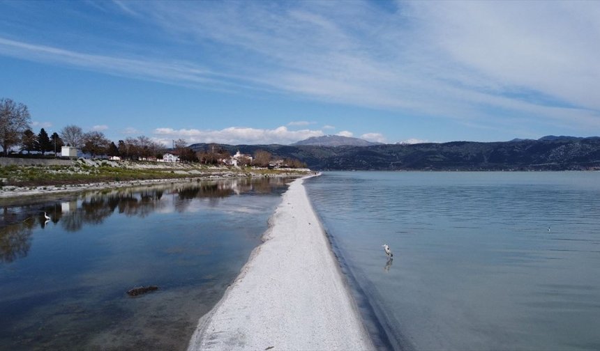 Eğirdir Gölü'nde doğal yürüyüş yolu oluştu