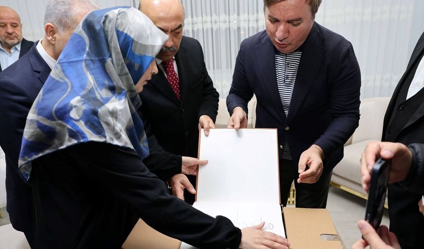 Erzincan Valisi Aydoğdu, görme engelli hafıza, Braille alfabeli Kur'an-ı Kerim hediye etti