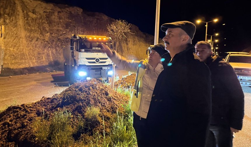 GÜNCELLEME - Batman'da üniversite yolunda heyelan meydana geldi