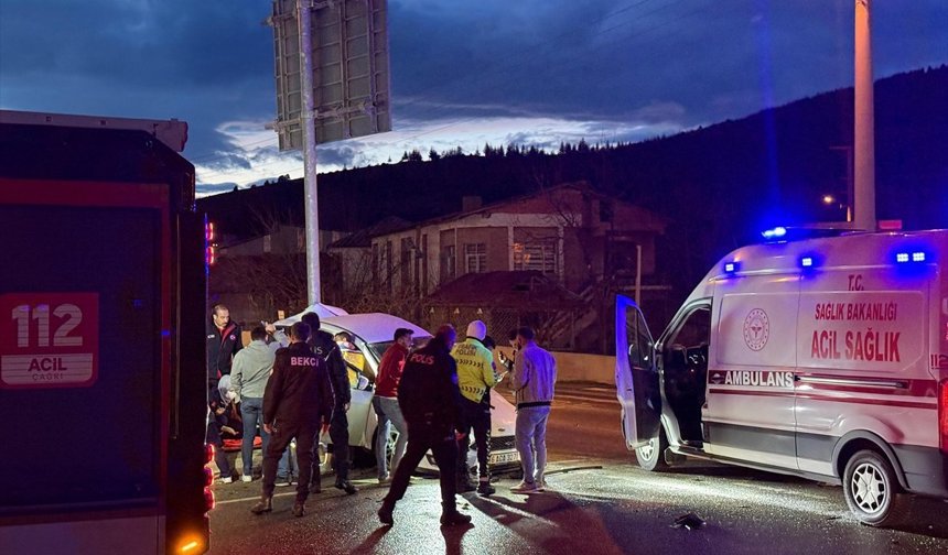 Kahramanmaraş'ta iki otomobilin çarpıştığı kazada 4 kişi yaralandı