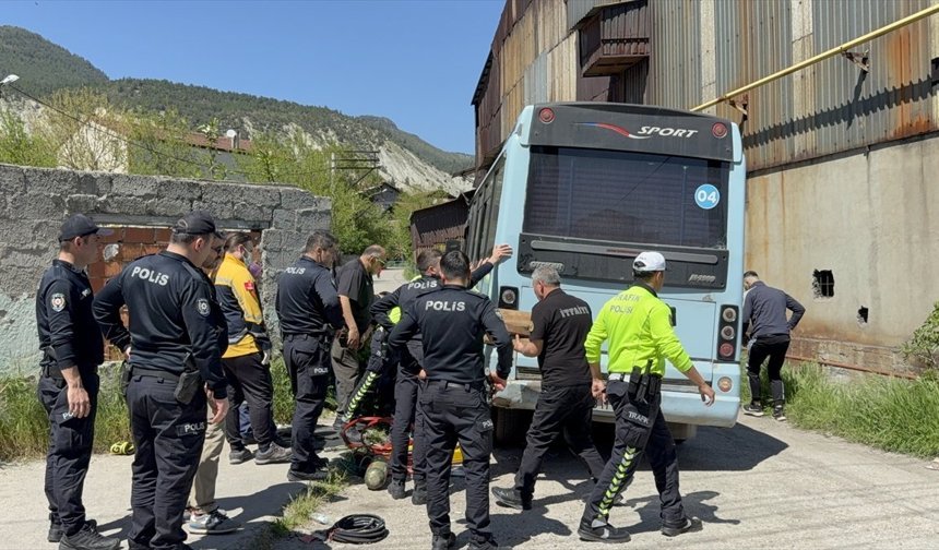 Karabük'te minibüsün altında kalan motosikletin sürücüsü yaralandı