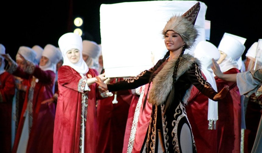 Kırgızistan'da başörtüsü 'eleçek' sahneye taşındı