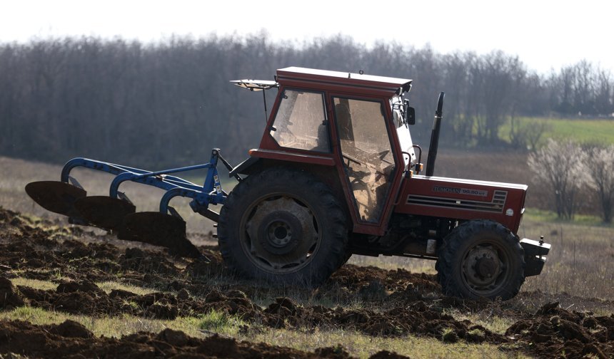 Kırklarelili çiftçi tarlasına pullukla 'Anadolu Ajansı 106 Yaşında' yazdı