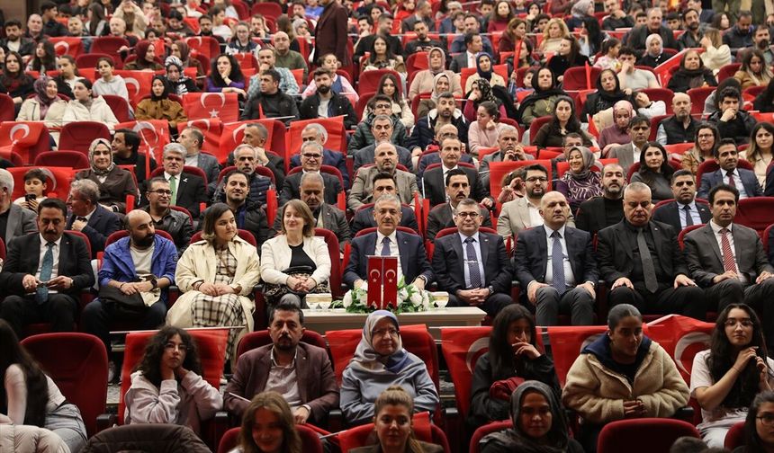 Mardin'de müzikal tiyatro 'Kim Var?' sahnelendi