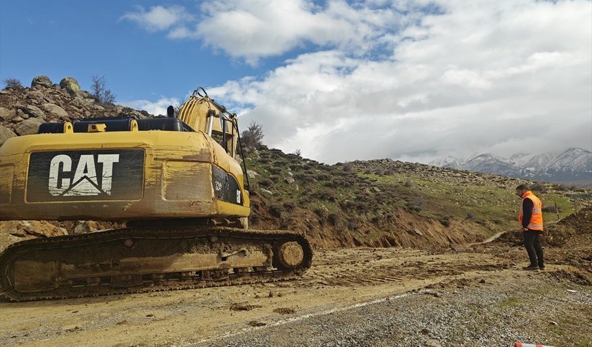 Muş-Kulp kara yolunda heyelan nedeniyle ulaşım sağlanamıyor