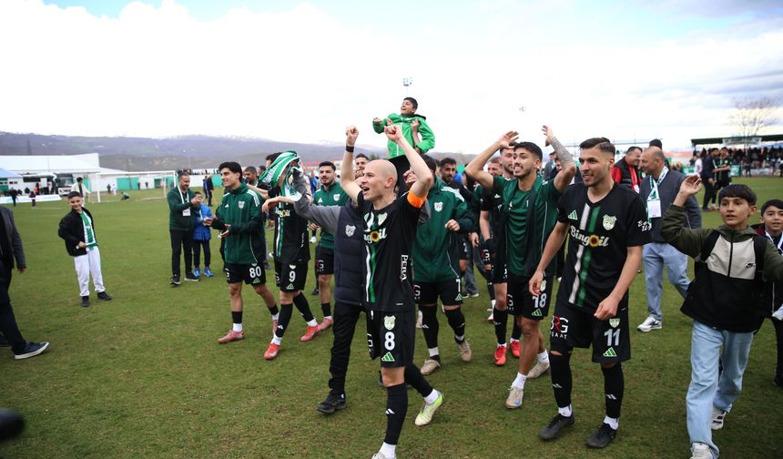 Nesine 2. Lig'e yükselmeyi garantileyen 12 Bingölspor'da şampiyonluk sevinci