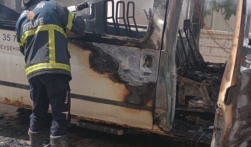 Nevşehir'de park halindeki minibüs yandı