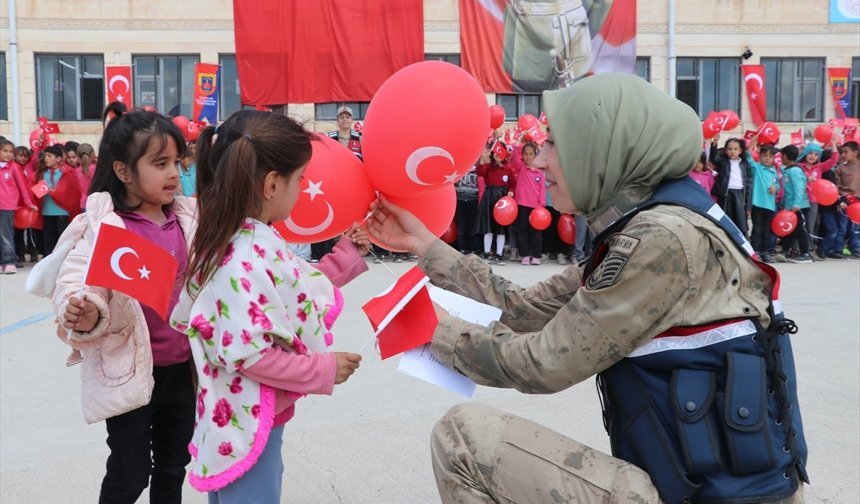 Siirt'te jandarma, köy çocuklarının bayramını etkinliklerle kutladı