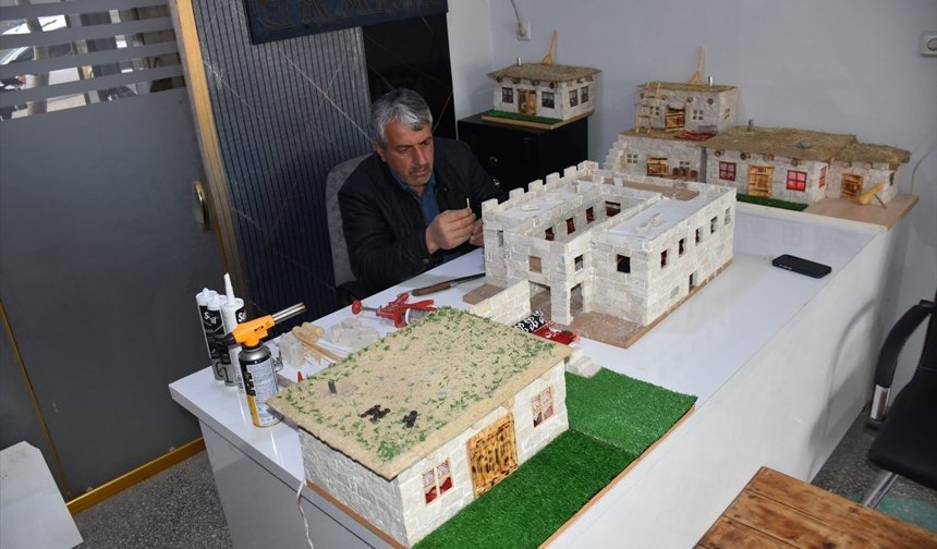 Şırnak'ın toprak damlı evlerini maketlerde yaşatıyor