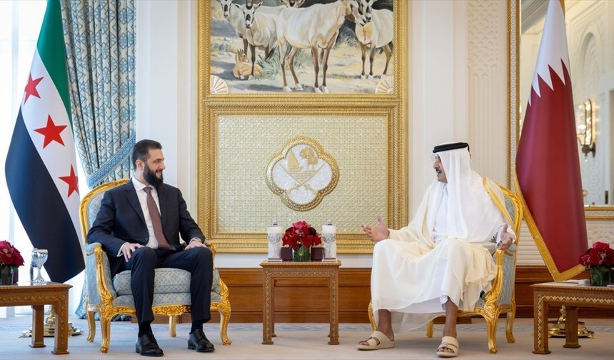Suriye Cumhurbaşkanı Şara, Doha'da Katar Emiri ile yatırım ve ticaret konularını görüştü