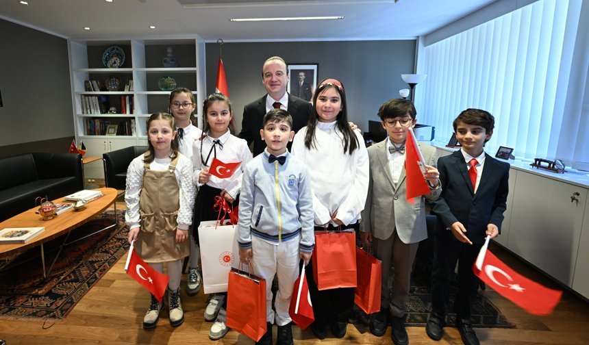 Türkiye'nin Brüksel Büyükelçiliğinde ​makamlar çocuklara devredildi