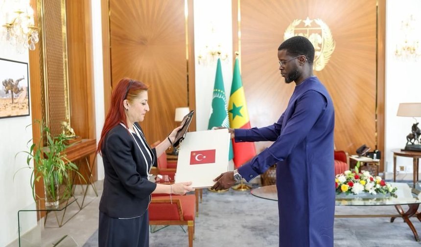 Türkiye'nin Dakar Büyükelçisi Karaoğlu, Senegal Cumhurbaşkanı Faye'a güven mektubunu sundu