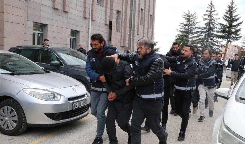 Yozgat'ta yolcusu bulunmayan otobüsün bagajından 53 düzensiz göçmen çıktı