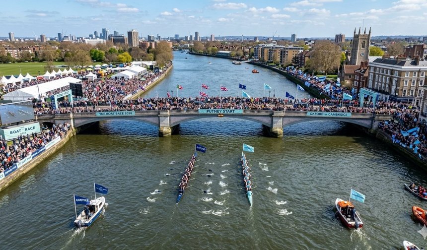 İngiltere'de Oxford ve Cambridge arasında geleneksel kürek yarışı yapıldı