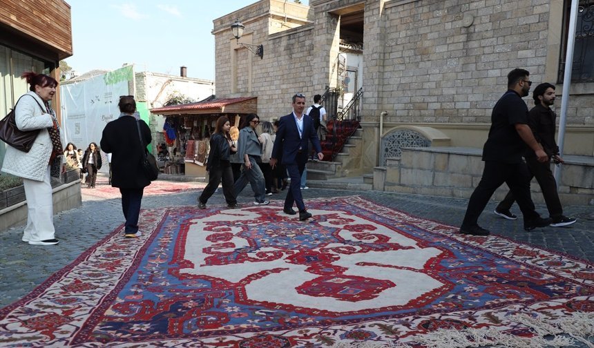 Bakü'de tarihi İçerişehir halılarla süslendi