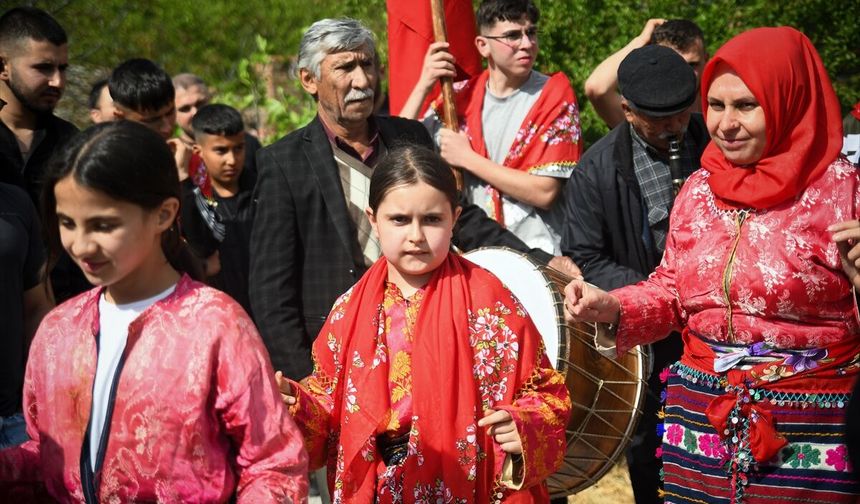 Balıkesir'de asırlık 'allı gelin' geleneğiyle düğün yapıldı