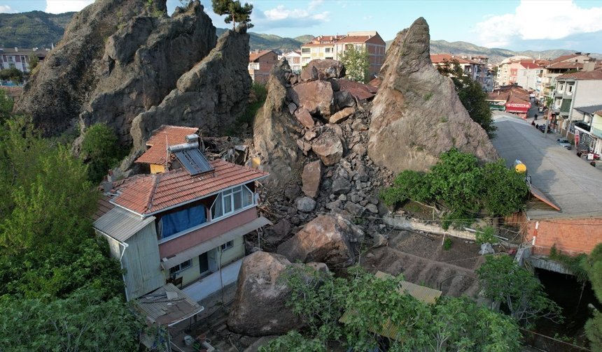 Çorum'da kayalıklardan kopan parçalar bir iş yeri ve 2 eve zarar verdi