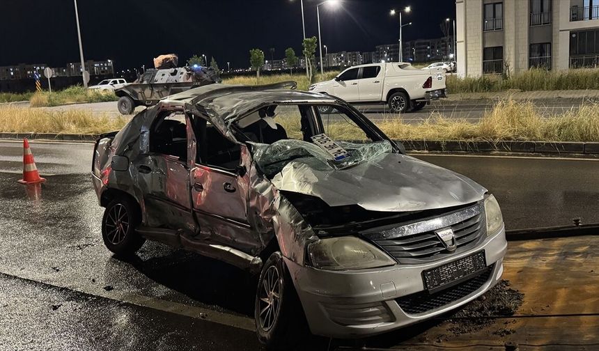 Diyarbakır'da otobüs ve otomobilin çarpıştığı kazada, 2 kişi öldü, 5 kişi yaralandı