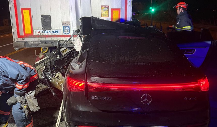 Giresun'da tıra çarpan otomobilin sürücüsü öldü