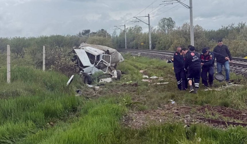 Kütahya'da trenin çarptığı kamyonetteki 1 kişi öldü, 3 kişi yaralandı
