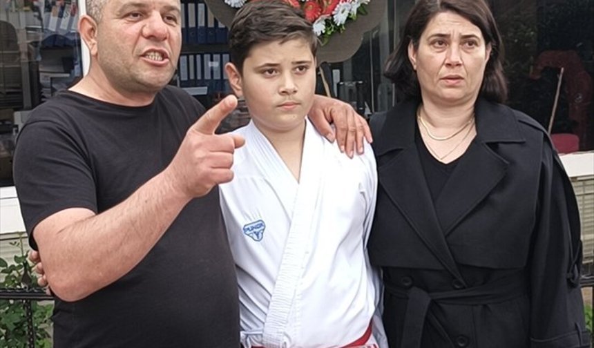 Milli sporcu oğlunun Kuyucak Belediyespor'dan uzaklaştırıldığını öne süren baba, belediye binasına siyah çelenk bıraktı