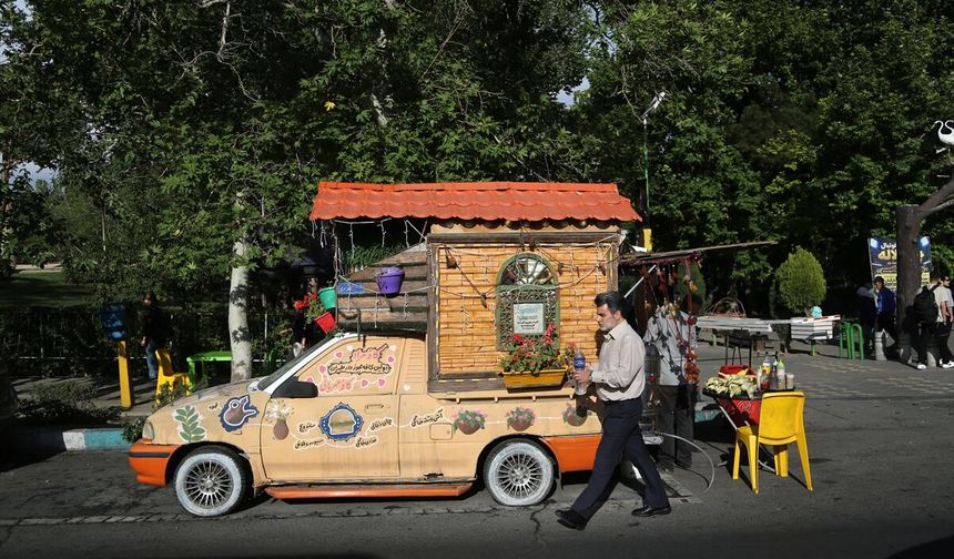 Tahran'da otomobilden kafeye dönüştürülen 'Murad Kafe' ihtiyaç sahiplerine ücretsiz yemek imkanı sunuyor