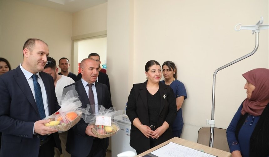 Tokat'taki hastanede 213 yıllık vakıf geleneği olarak hastalara meyve ikramı yapıldı