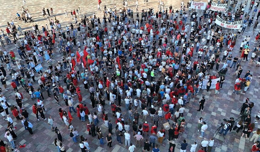 Arnavutluk'ta Zvernec'teki turizm projesine karşı gösteriler sürüyor