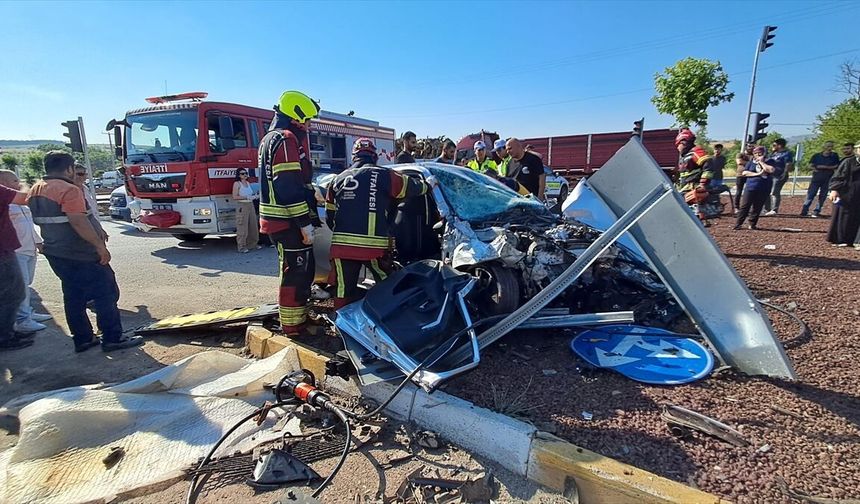 Balıkesir'de kamyonetle otomobilin çarpıştığı kazada 5 kişi yaralandı