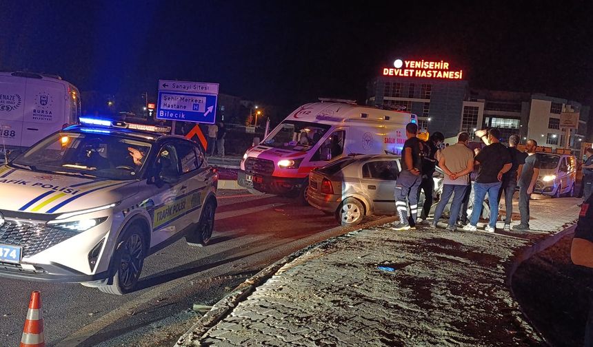 Bursa'da kaldırıma çarpan otomobildeki 1 kişi öldü, 1 kişi yaralandı