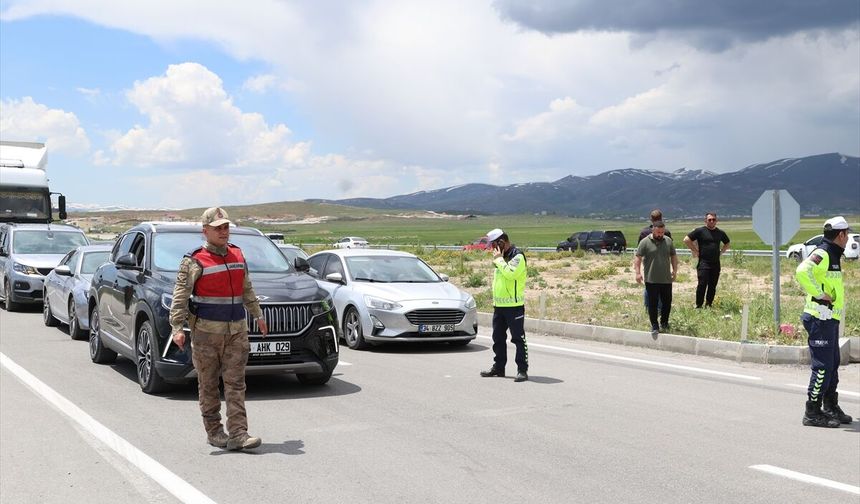 GÜNCELLEME - Van'da çarpışan pikap ile hafif ticari araçtaki 4 kişi öldü, 4 kişi yaralandı