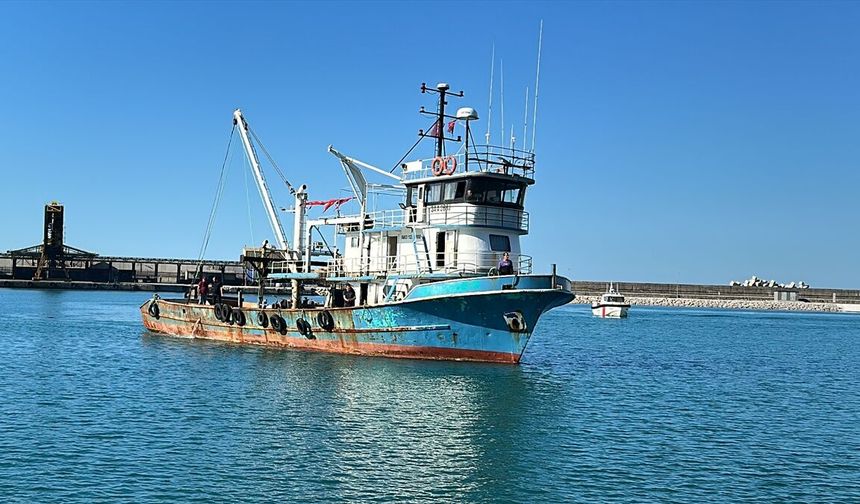 Karadeniz'de saldırıya uğrayan Türk balıkçıları kurtaran tekne İnebolu'ya getirildi