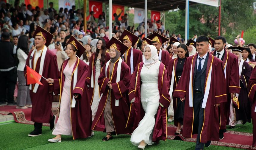 Kırgızistan-Türkiye Manas Üniversitesinde mezuniyet coşkusu