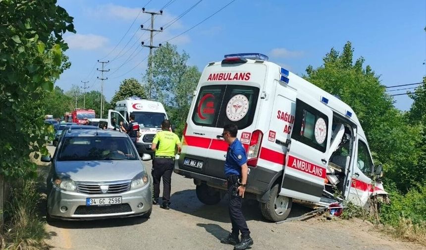 Kocaeli'de ambulansın yoldan çıktığı kazada biri hasta 3 kişi yaralandı