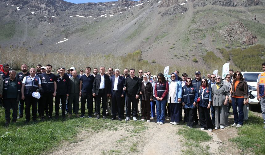 Nemrut Kalderası'nda doğa yürüyüşü ve temizlik yapıldı