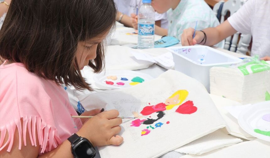 Rize'de feretiko bezinden üretilen çantaları çocuklar renklendirdi