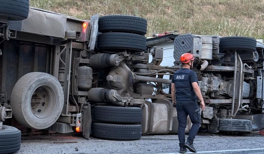 Siirt'te devrilen briket yüklü tırın sürücüsü yaralandı