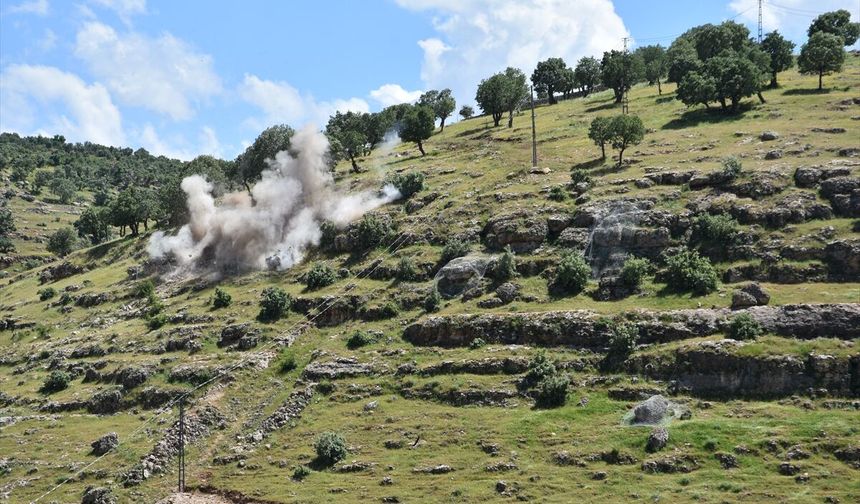 Şırnak'ta köy sakinlerini korumak için kayalık yamaçlar çelik ağlarla örülüyor