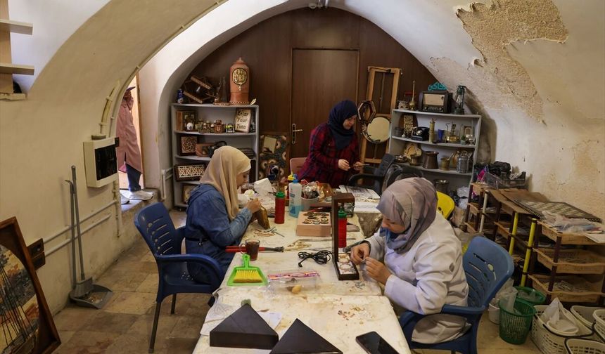 Suriye'de Halepli kadınlar mozaik taşlarıyla kültürel mirası evlere taşıyor