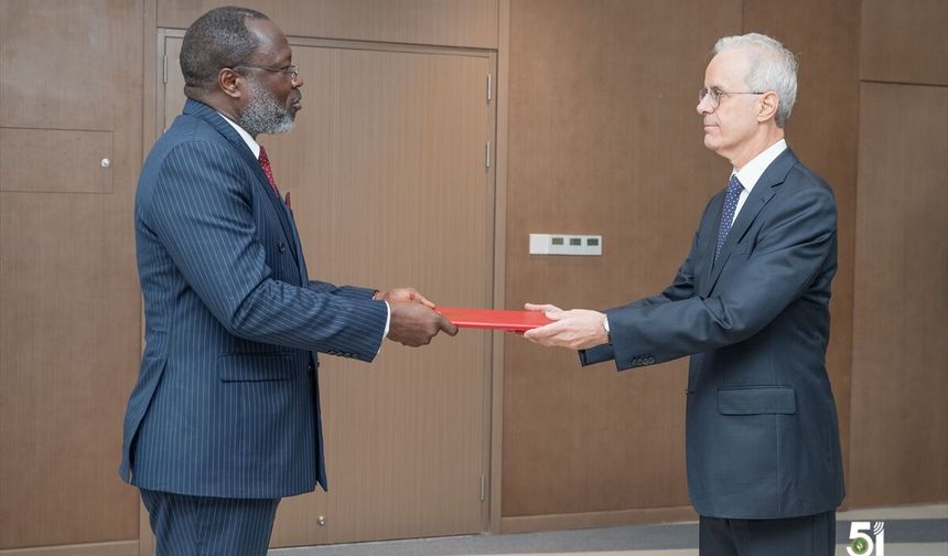 Türkiye'nin Abuja Büyükelçisi Poroy, ECOWAS Komisyonu Başkanı Touray'a atama mektubunu sundu
