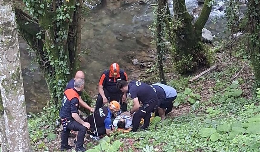 Yalova'da motosikletiyle 30 metre derinliğindeki vadiye düşen kişi kurtarıldı