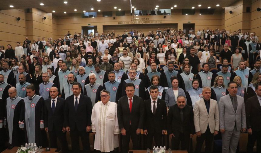 Zonguldak BEUN'de dereceye giren öğrenciler mezuniyet sevinci yaşadı