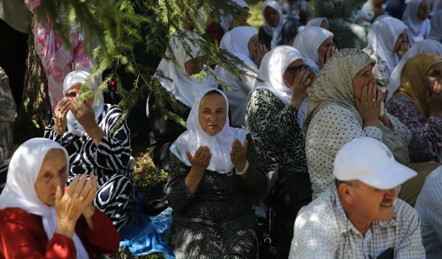 Bosna Hersek'teki savaşta kurşuna dizilen 6 Srebrenitsalı genç, ölümlerinin 31'inci yılında anıldı